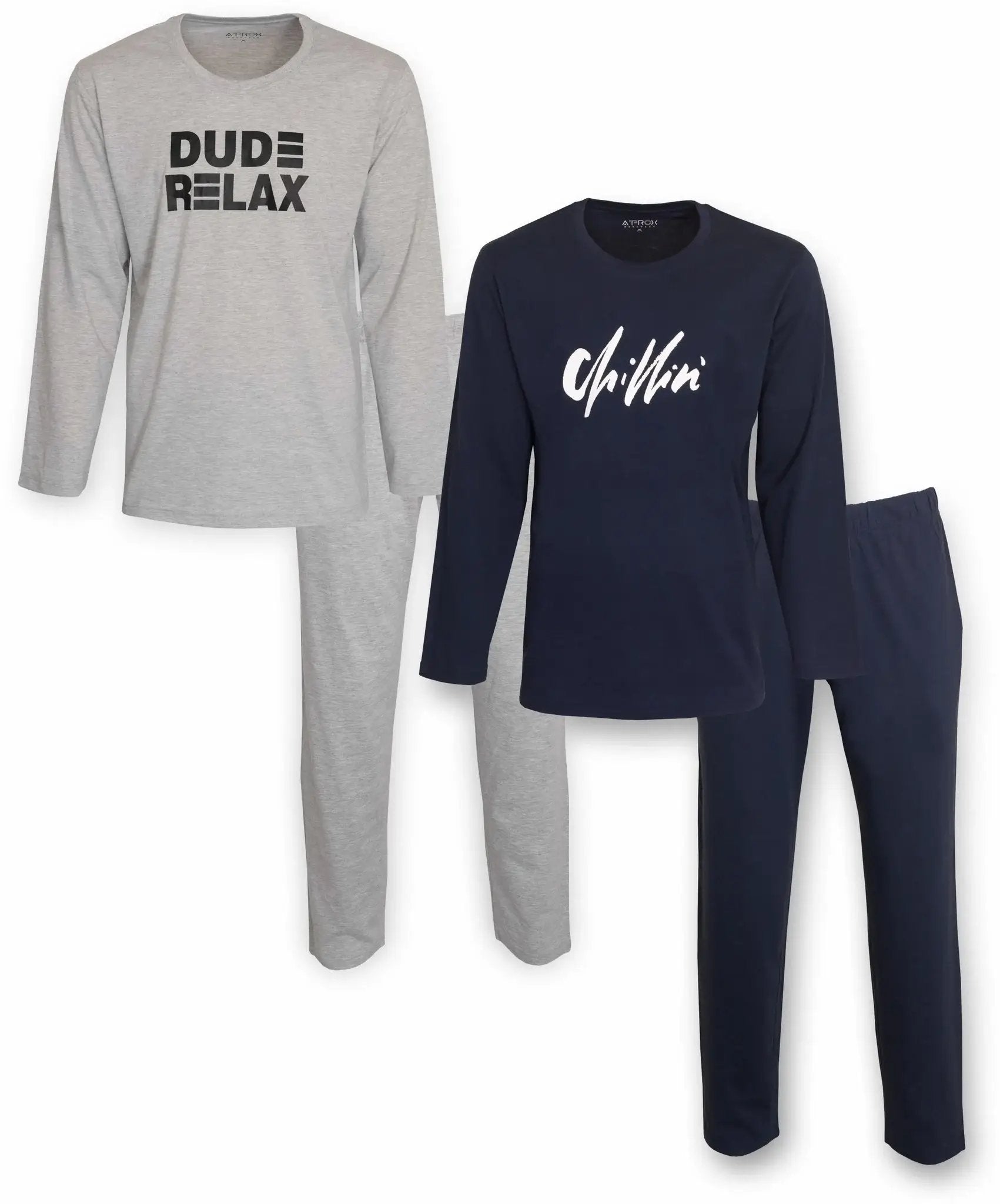 Twee heren pyjama sets: grijze set met 'DUDE RELAX' print en donkerblauwe set met 'Chillin'' print, lange mouwen.