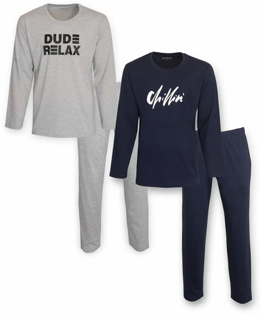 Twee heren pyjama sets: grijze set met 'DUDE RELAX' print en donkerblauwe set met 'Chillin'' print, lange mouwen.