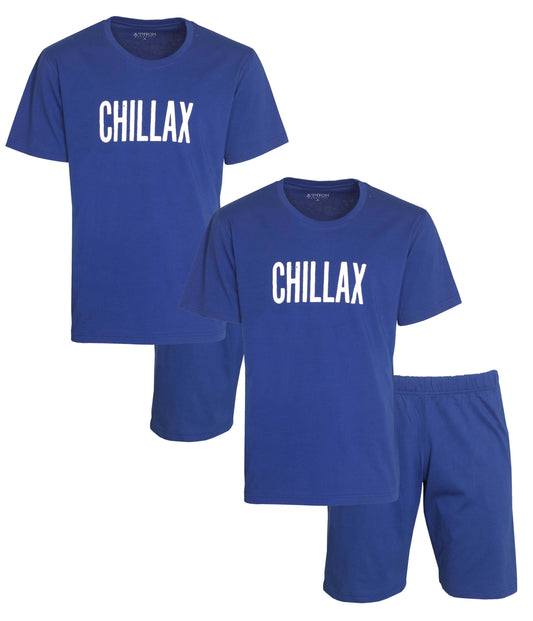 Twee kobaltblauwe heren pyjama sets met 'CHILLAX' opdruk op t en bijpassende korte broeken.