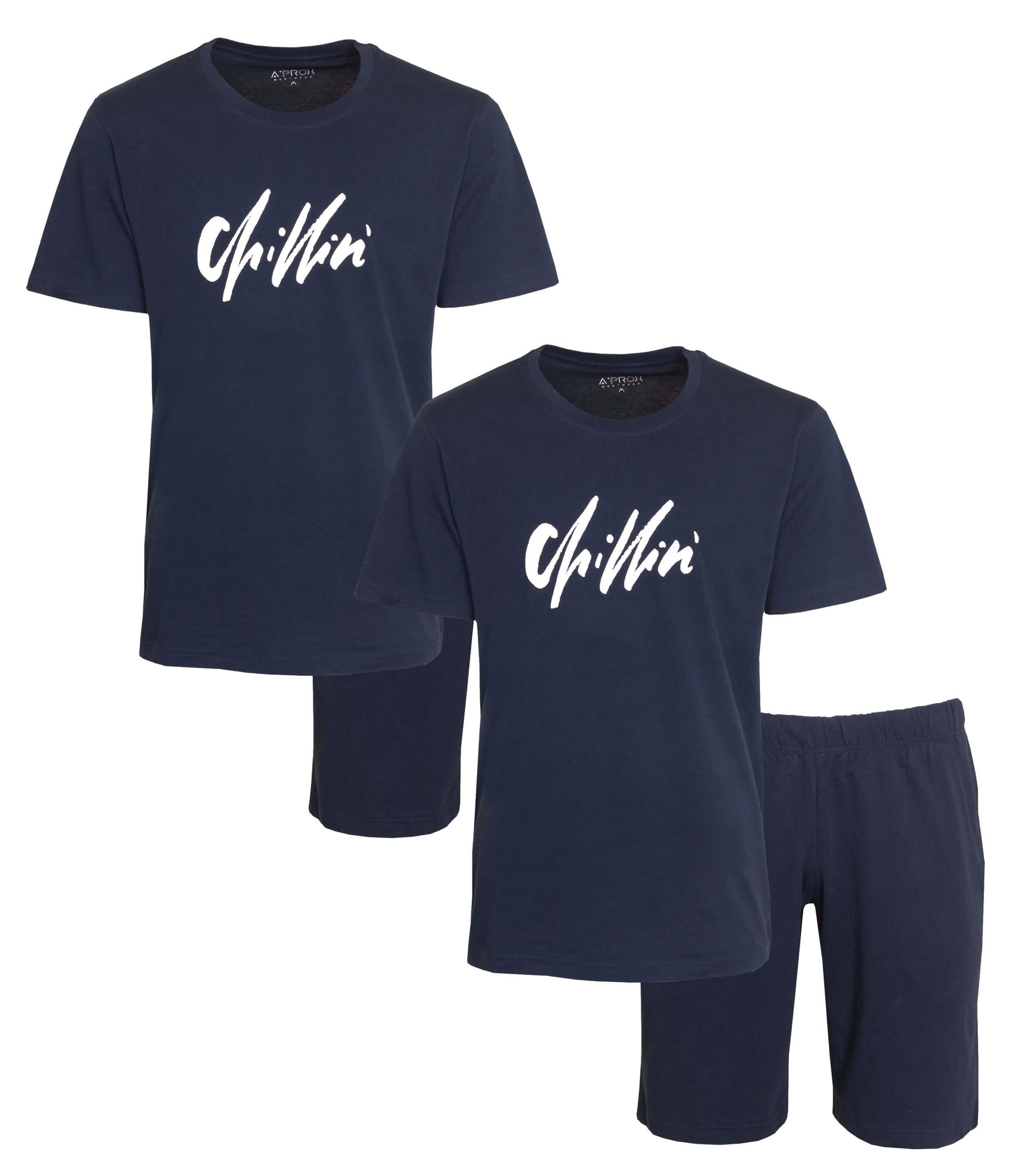 Twee donkerblauwe heren shortama's met 'Chillin'' opdruk op de shirts en bijpassende korte broeken