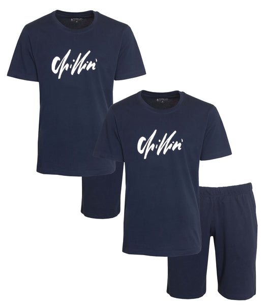 Twee donkerblauwe heren shortama's met 'Chillin'' opdruk op de shirts en bijpassende korte broeken