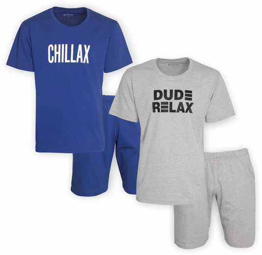 Twee shortama's: blauw met 'CHILLAX' opdruk en grijs met 'DUDE RELAX' opdruk, beide met korte mouwen en broek.