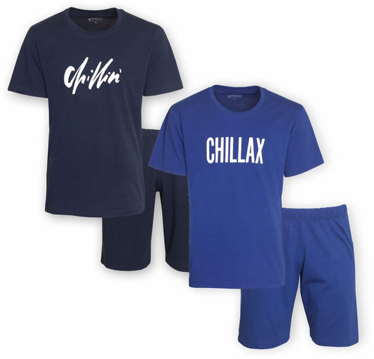 Twee heren shortama's: donkerblauwe met 'Chillin'' opdruk en kobaltblauwe met 'CHILLAX' opdruk, beide met korte broek.