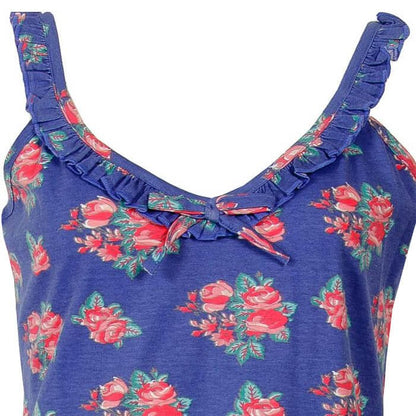 Blauw nachthemd met roze bloemenprint, ruches langs de hals en een strikje in het midden.