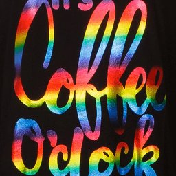 Nachthemd met 'Coffee O'clock' in regenboogkleuren gedrukt op zwarte achtergrond