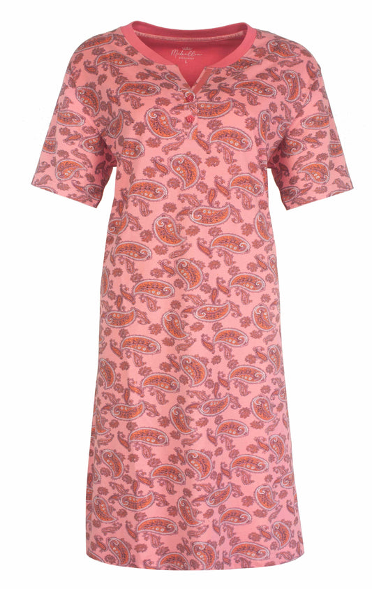 Donkerroze dames nachthemd met paisley print, korte mouwen en V-hals met knoop, gemaakt van 100% katoen