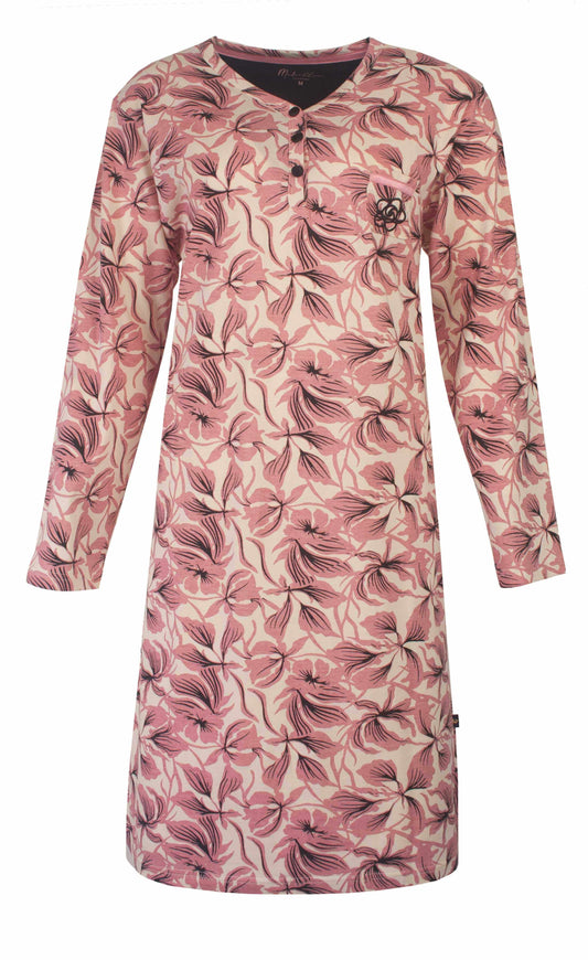 Roze nachthemd met lange mouwen, bedrukt met een patroon van grote roze bloemen en bladeren op een lichte achtergrond.