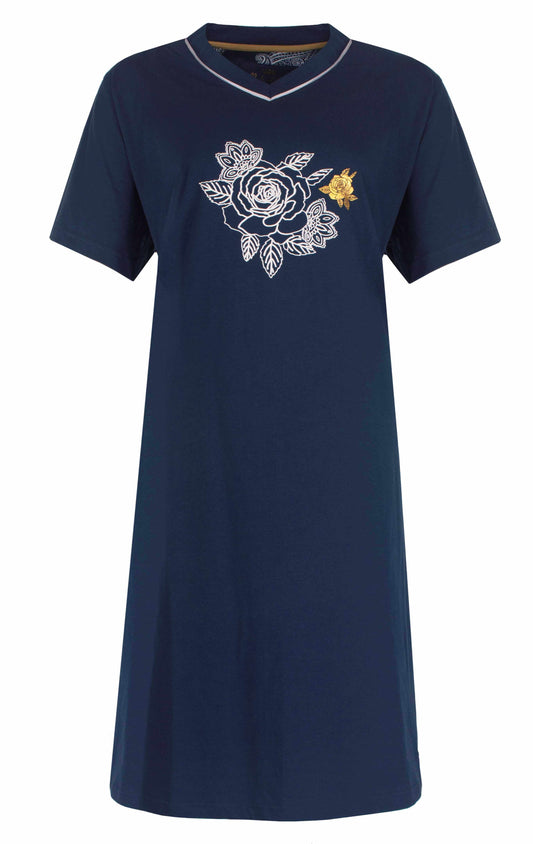 Marineblauw nachthemd met V-hals en korte mouwen, versierd met witte en gouden rozenmotief op de borst.