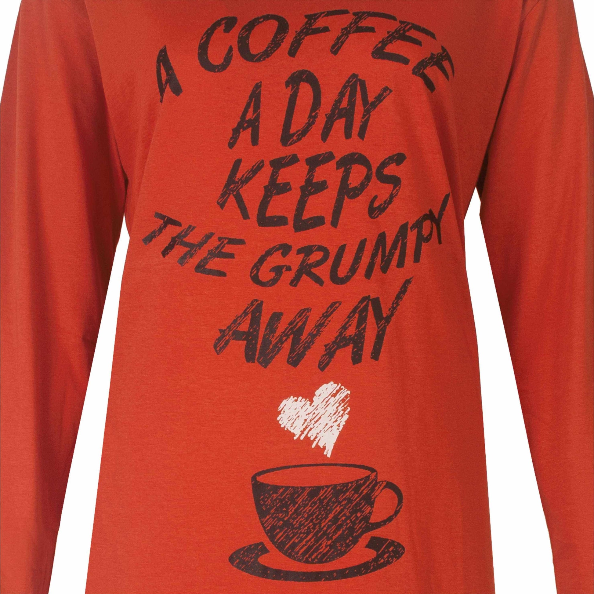 Oranje nachthemd met lange mouwen, tekst over koffie en een kopje koffie afbeelding op de voorkant