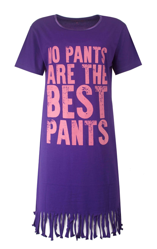 Paars nachthemd met roze tekst 'No pants are the best pants', korte mouwen en franjes aan de onderkant