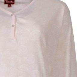 Lichtroze dames nachthemd met lange mouwen en polo sluiting, gemaakt van zachte jersey stof.