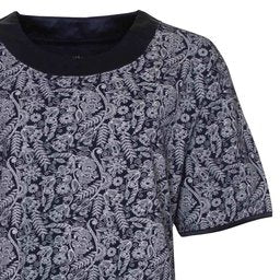 Blauw nachthemd met korte mouwen en ronde hals, bedrukt met een grijs blotroon op een donkere achtergrond.