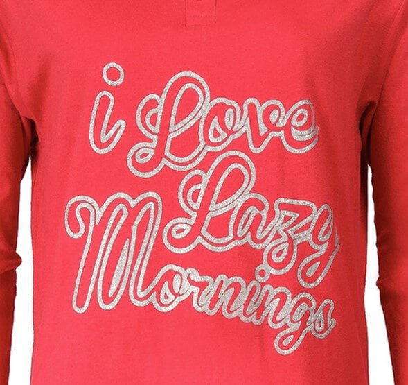 Rood dames nachthemd met lange mouwen en witte glitterprint 'I Love Lazy Mornings' op de voorkant.