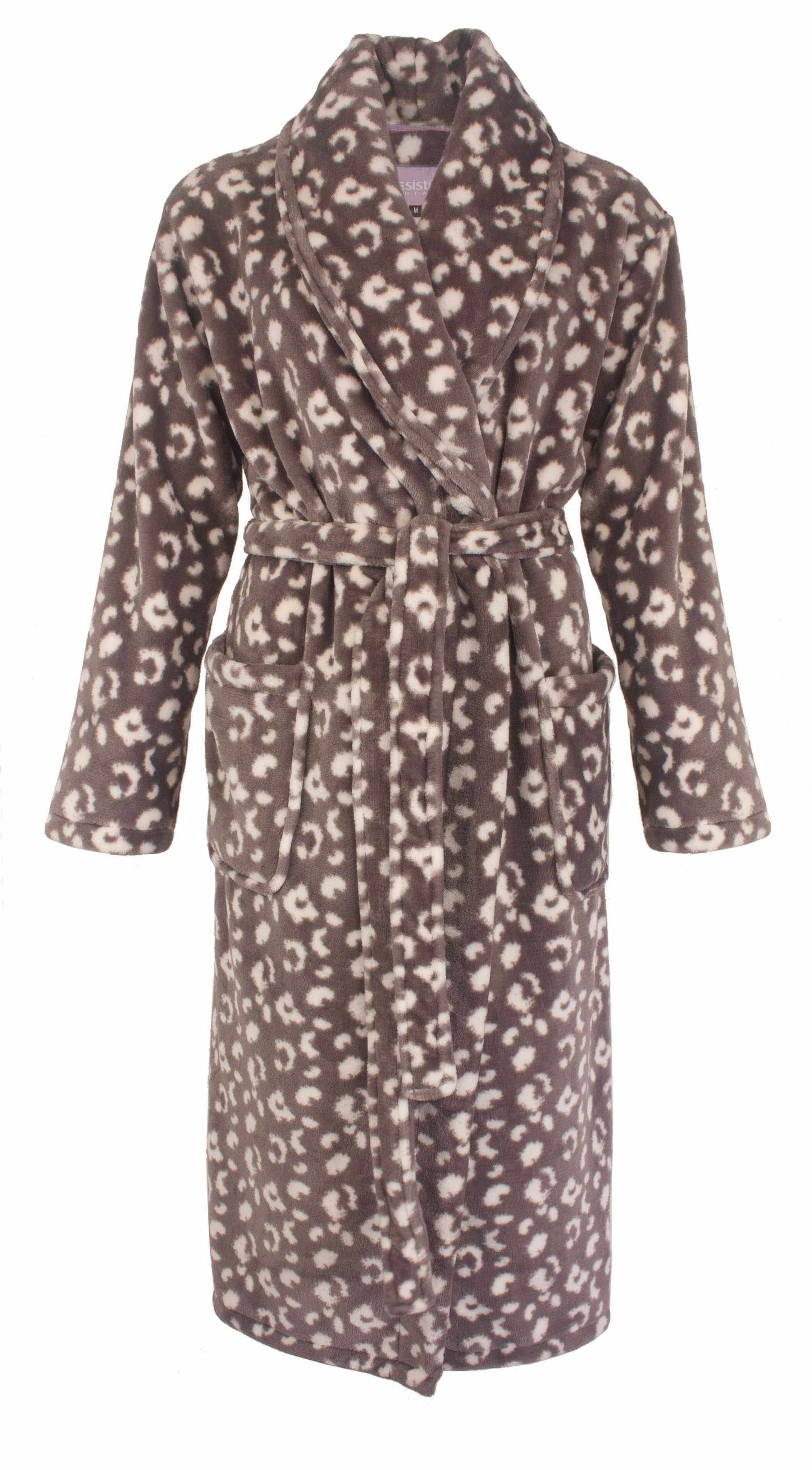 Bruine fleece ochtendjas met panterprint, lange mouwen, zakken en een ceintuur voor dames.