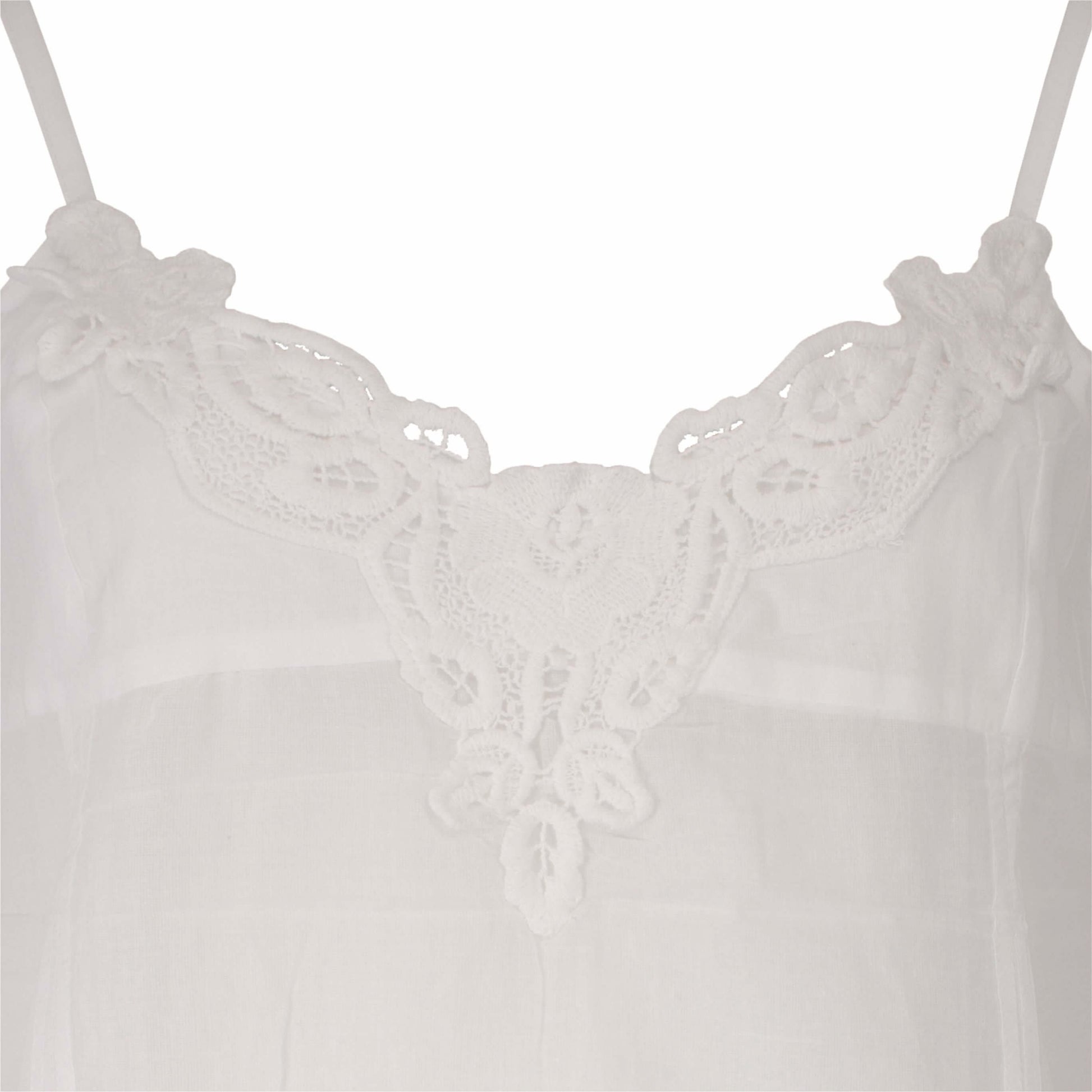 Witte katoenen dames pyjama top met spaghetti bandjes en delicate kanten versiering aan de halsopening