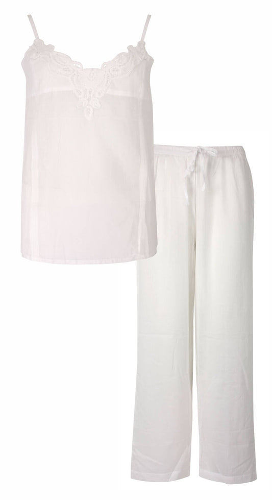 Witte katoenen dames pyjama set met kanten spaghetti top en lange rechte broek, elegant en comfortabel ontwerp.