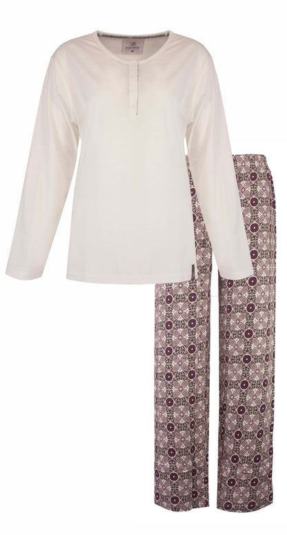 Witte katoenen pyjama met lange mouwen en polo sluiting, gecombineerd met een lange broek met paars printdessin.