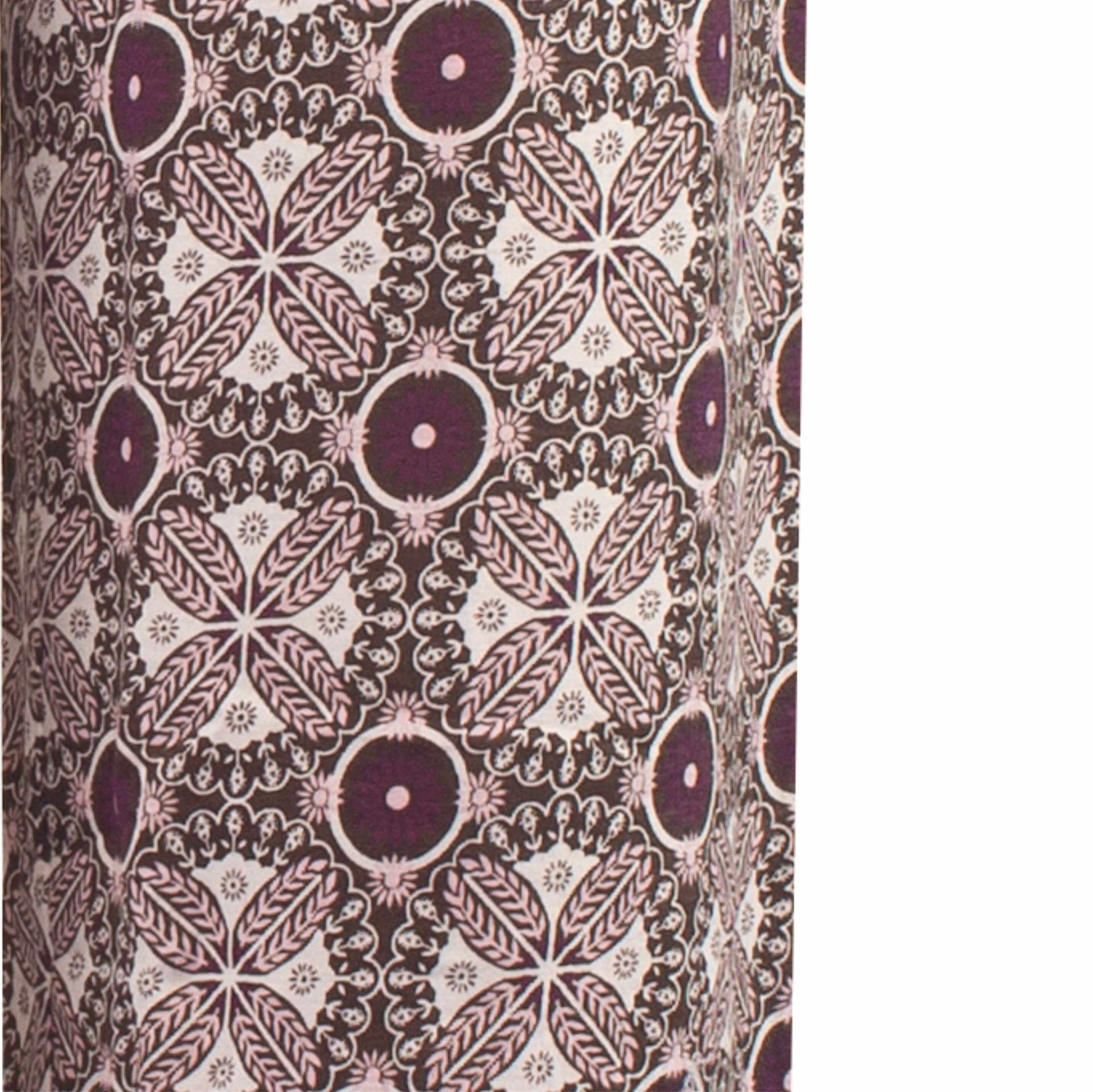 Paarse en witte bloemenprint stof met complexe symmetrische patronen van bladeren en cirkels.