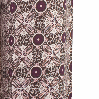 Paarse en witte bloemenprint stof met complexe symmetrische patronen van bladeren en cirkels.