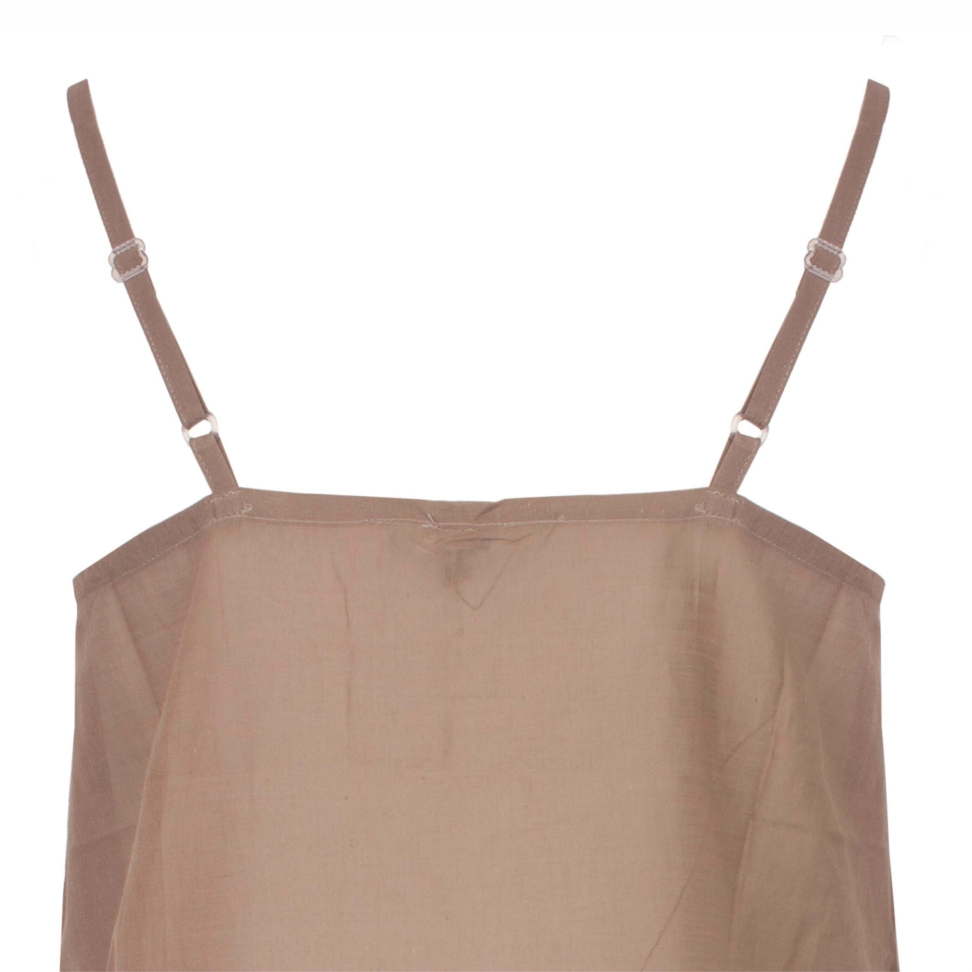 Taupe dames pyjama top met verstelbare spaghetti bandjes en haakwerk aan de hals, gemaakt van voile katoen.