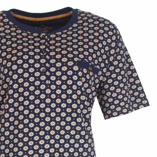 Blauwe dames shortama met klein wit bloemenpatroon, korte mouwen en ronde hals, gemaakt van 100% katoen.