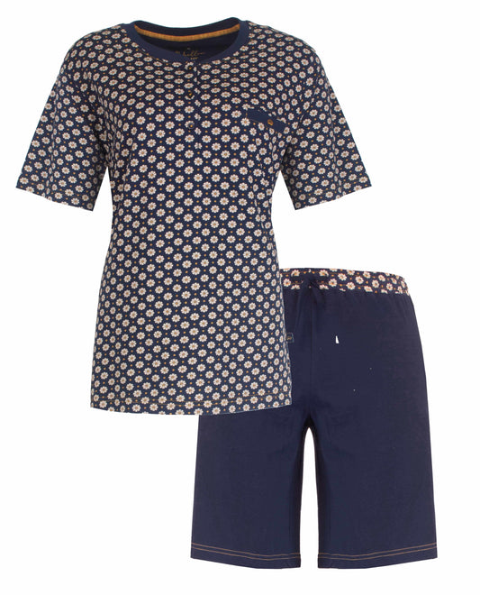 Blauwe dames shortama met wit bloemetjespatroon, bestaande uit een T-shirt en korte broek