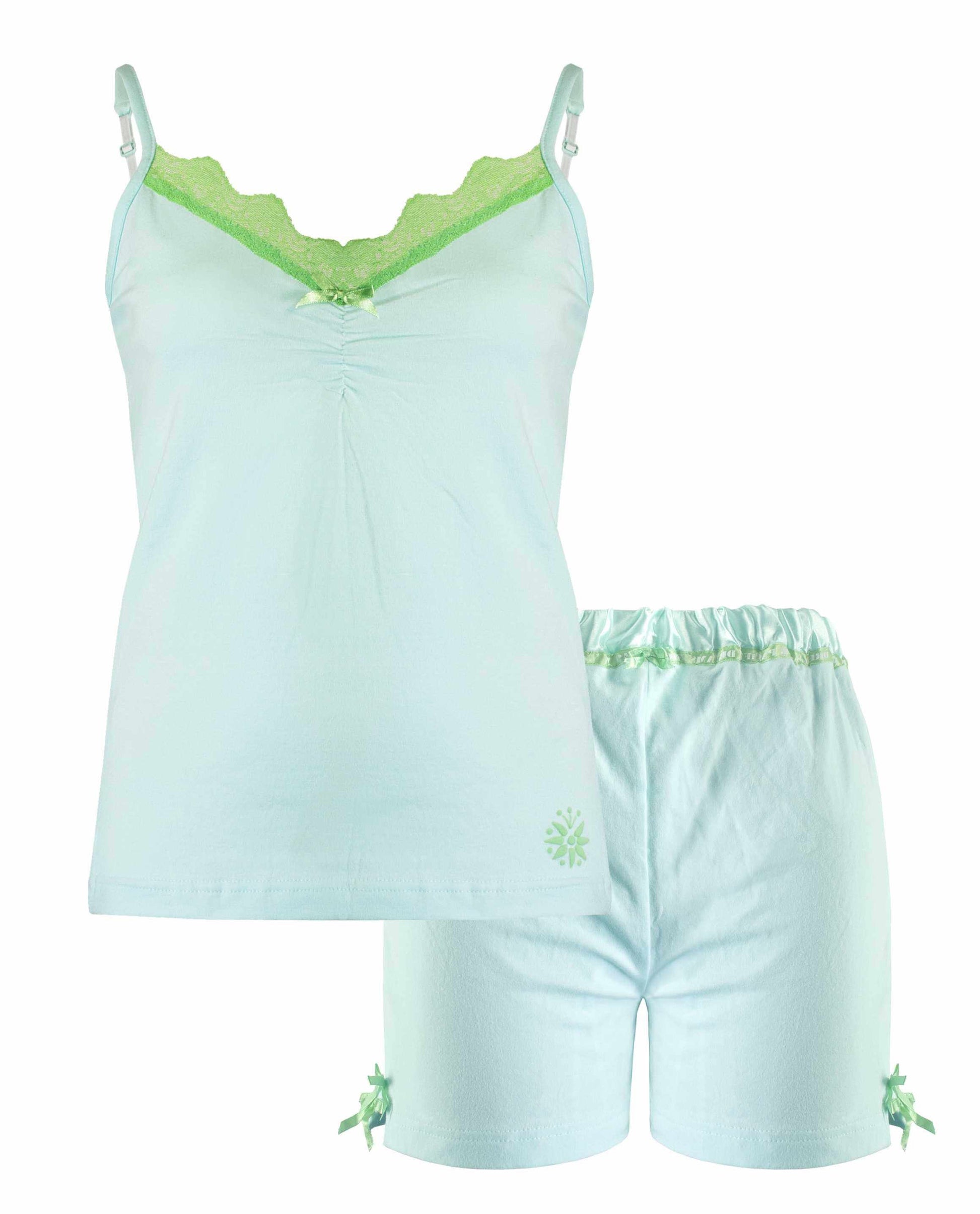 Mintgroene dames pyjama set met kanten top en korte broek. Verstelbare bandjes en elastische tailleband.