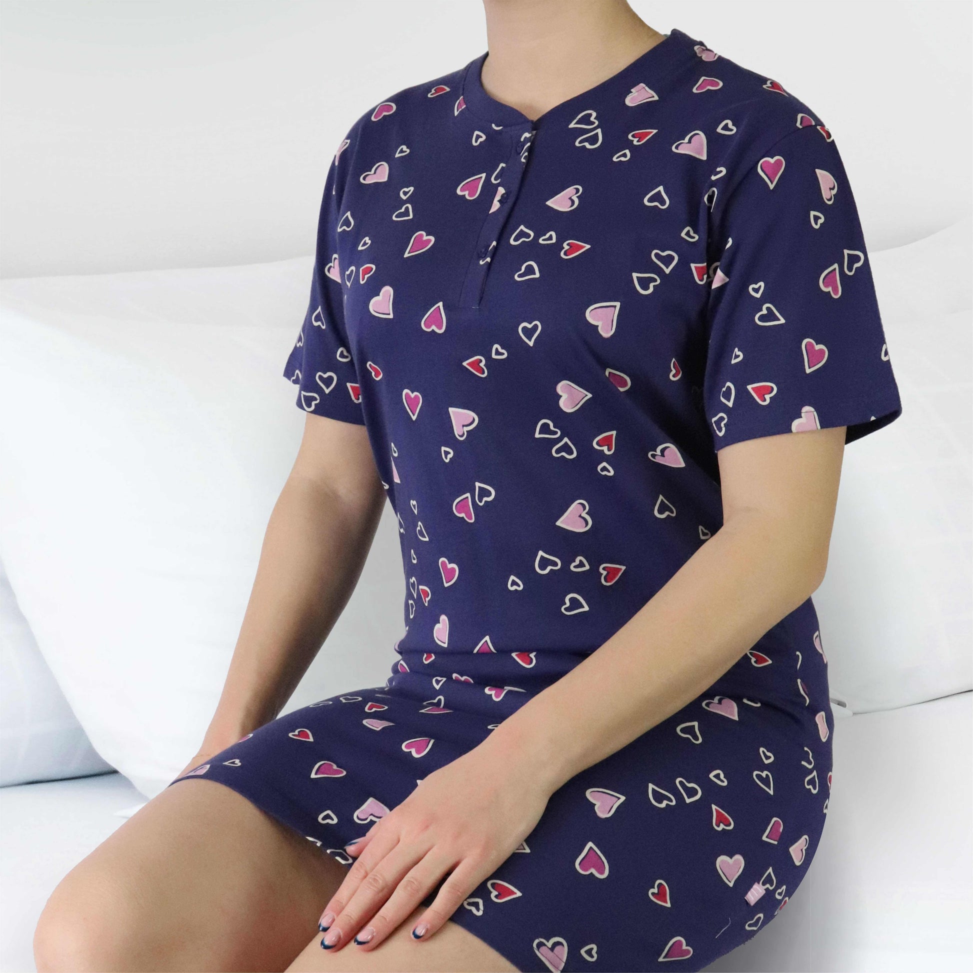 Blauw dames nachthemd met roze en rode hartjes print, korte mouwen en een knoopsluiting aan de hals.