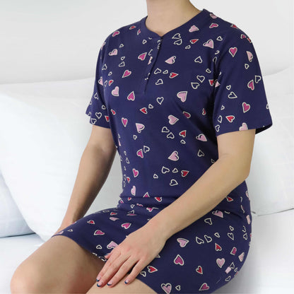 Blauw dames nachthemd met roze en rode hartjes print, korte mouwen en een knoopsluiting aan de hals.