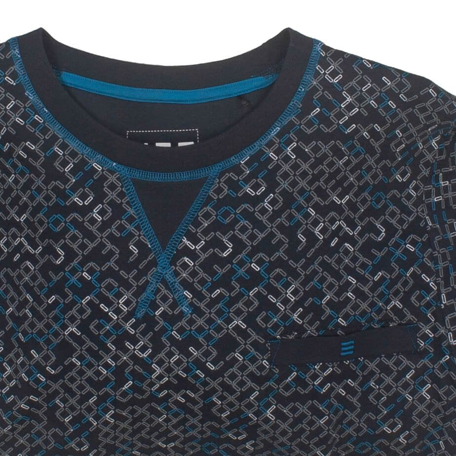 Bovenstuk van een donkerblauwe pyjama met geometrisch patroon in wit en lichtblauw, ronde hals en borstzakje