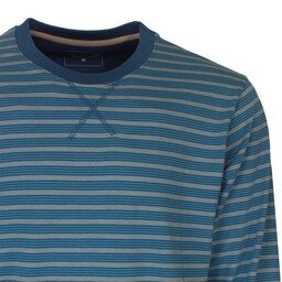 Blauwe gestreepte heren pyjama top met ronde hals en lange mouwen, gemaakt van zacht ogend materiaal.