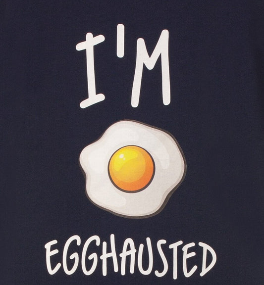 Donkerblauw nachthemd met witte tekst 'I'M EGGSHAUSTED' en een cartoon gebakken ei afbeelding