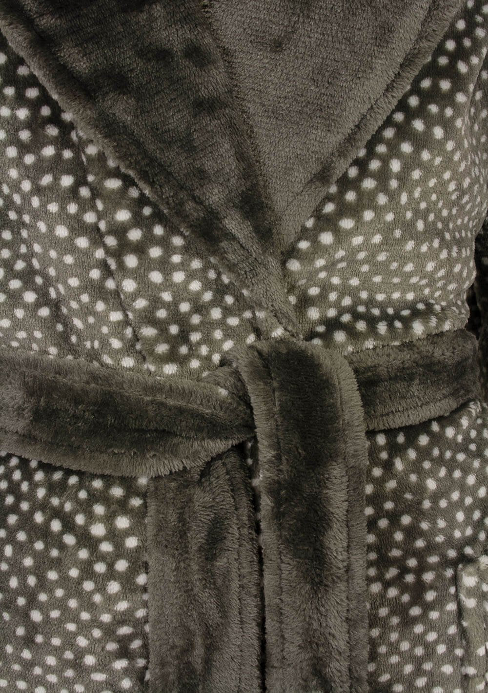 Bruine fleece badjas met witte stippen, sjaalkraag en ceintuur. Close-up van de zachte stof en details.