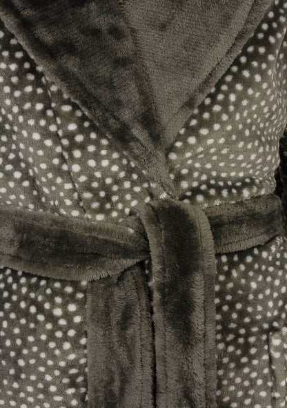 Bruine fleece badjas met witte stippen, sjaalkraag en ceintuur. Close-up van de zachte stof en details.