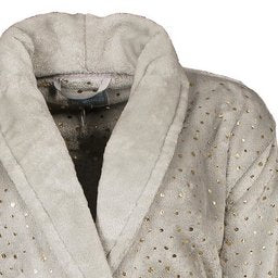 Licht grijze fleece badjas met bolletjesdessin, sjaaljaalkraag, lange mouwen en ceintuur. Z-up van de kraag.