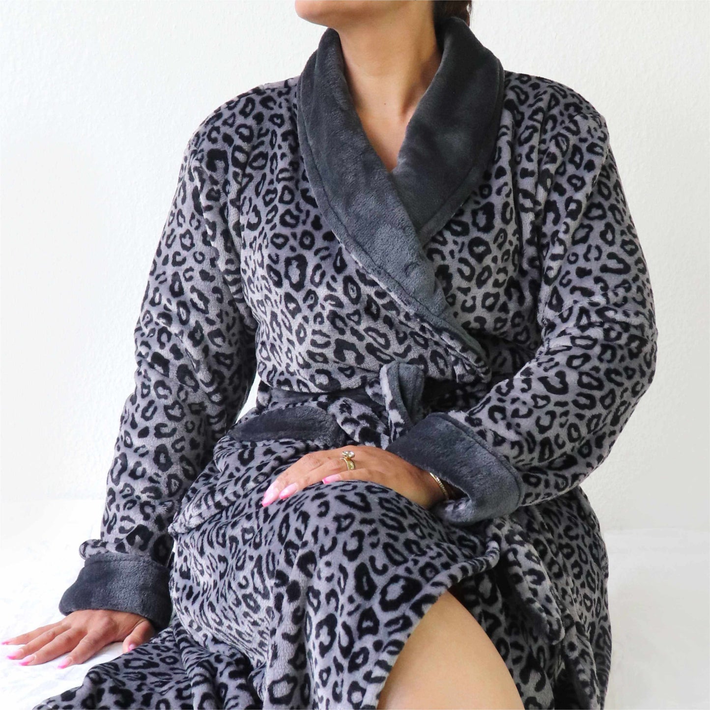 Grijze dames badjas met tijgerprint, zachte fleece stof, omgeslagen kraag en ceintuur, close-up van torso