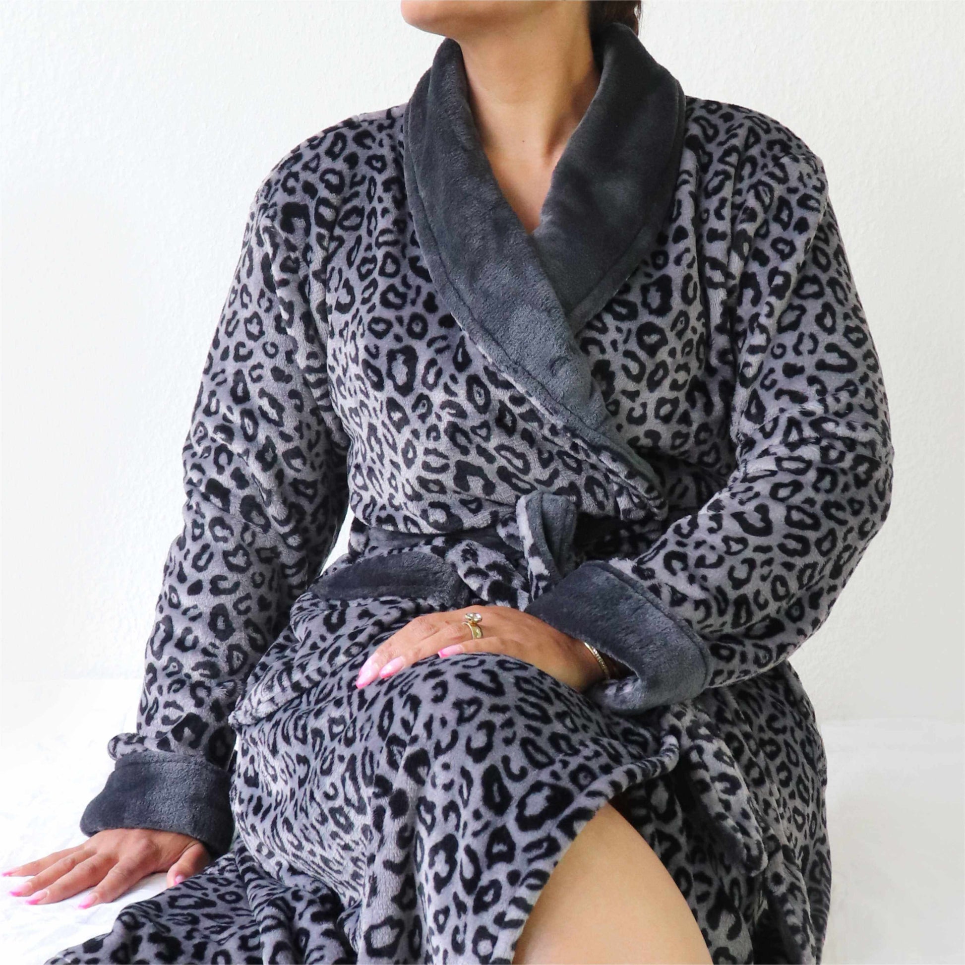 Grijze dames badjas met tijgerprint, zachte fleece stof, omgeslagen kraag en ceintuur, close-up van torso