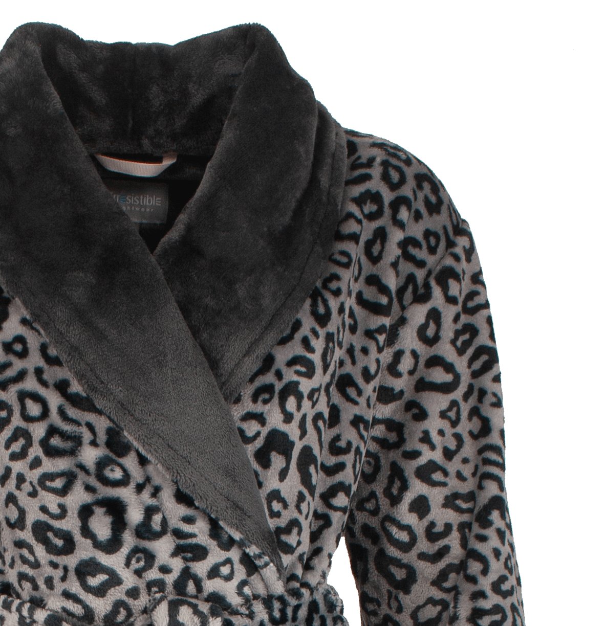 Grijze fleece badjas met zwart tijgerprint patroon en zwarte kraag, close-up van de bovenkant van de jas.