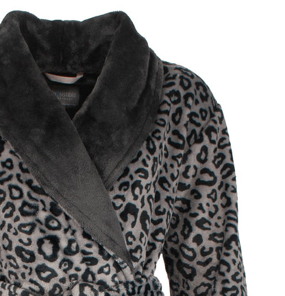 Grijze fleece badjas met zwart tijgerprint patroon en zwarte kraag, close-up van de bovenkant van de jas.