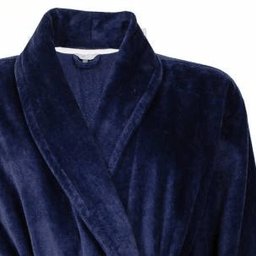 Donkerblauwe badjas met sjaalkraag, gemaakt van zacht katoen. Close-up van de kraag en schouderpartij.