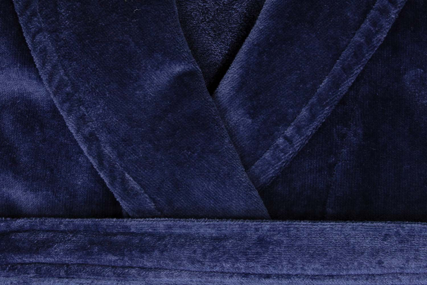 Close-up van een zachte blauwe badstof badjas met sjaalkraag, gemaakt van 100% katoen