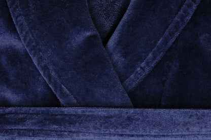 Close-up van een zachte blauwe badstof badjas met sjaalkraag, gemaakt van 100% katoen