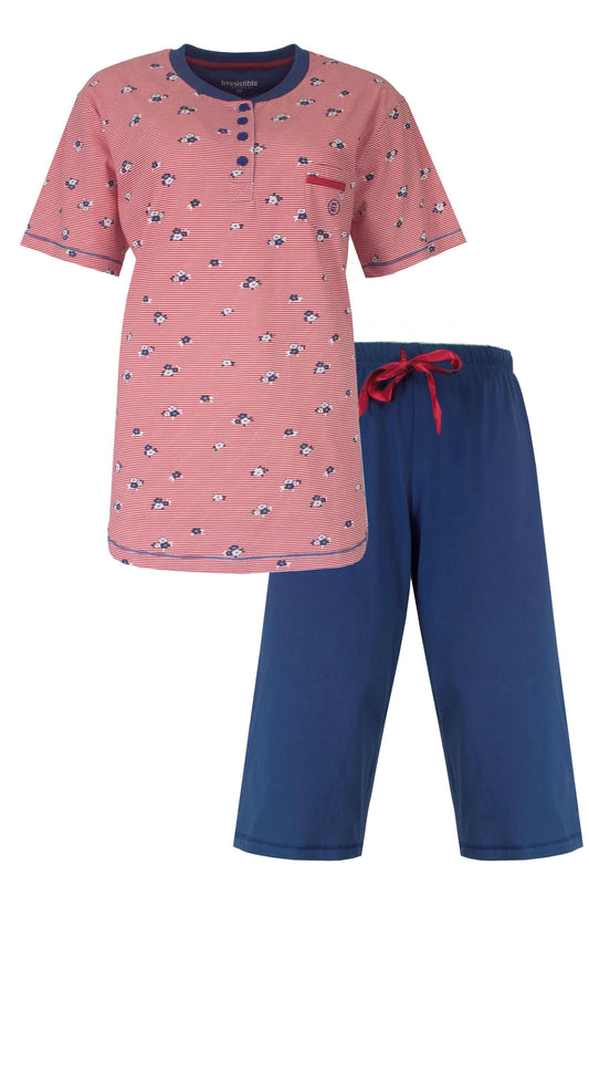Roze dames pyjama met bloemenprint en blauwe broek. T-shirt heeft korte mouwen en knoopsluiting aan de hals.