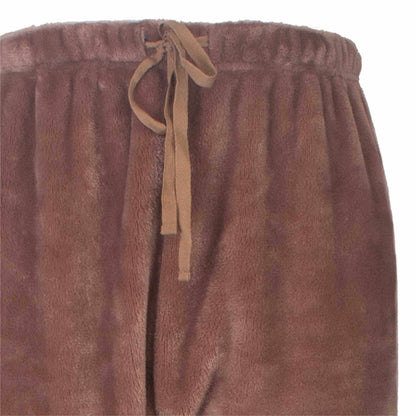 Close-up van bruine fleece stof met elastische tailleband en beige trekkoord, deel van een huispak.