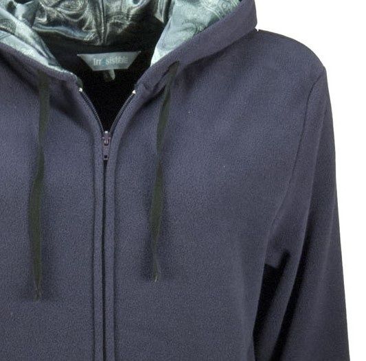 Close-up van een paarse fleece huispak met ritssluiting en capuchon, gemaakt van zachte microfleece stof.