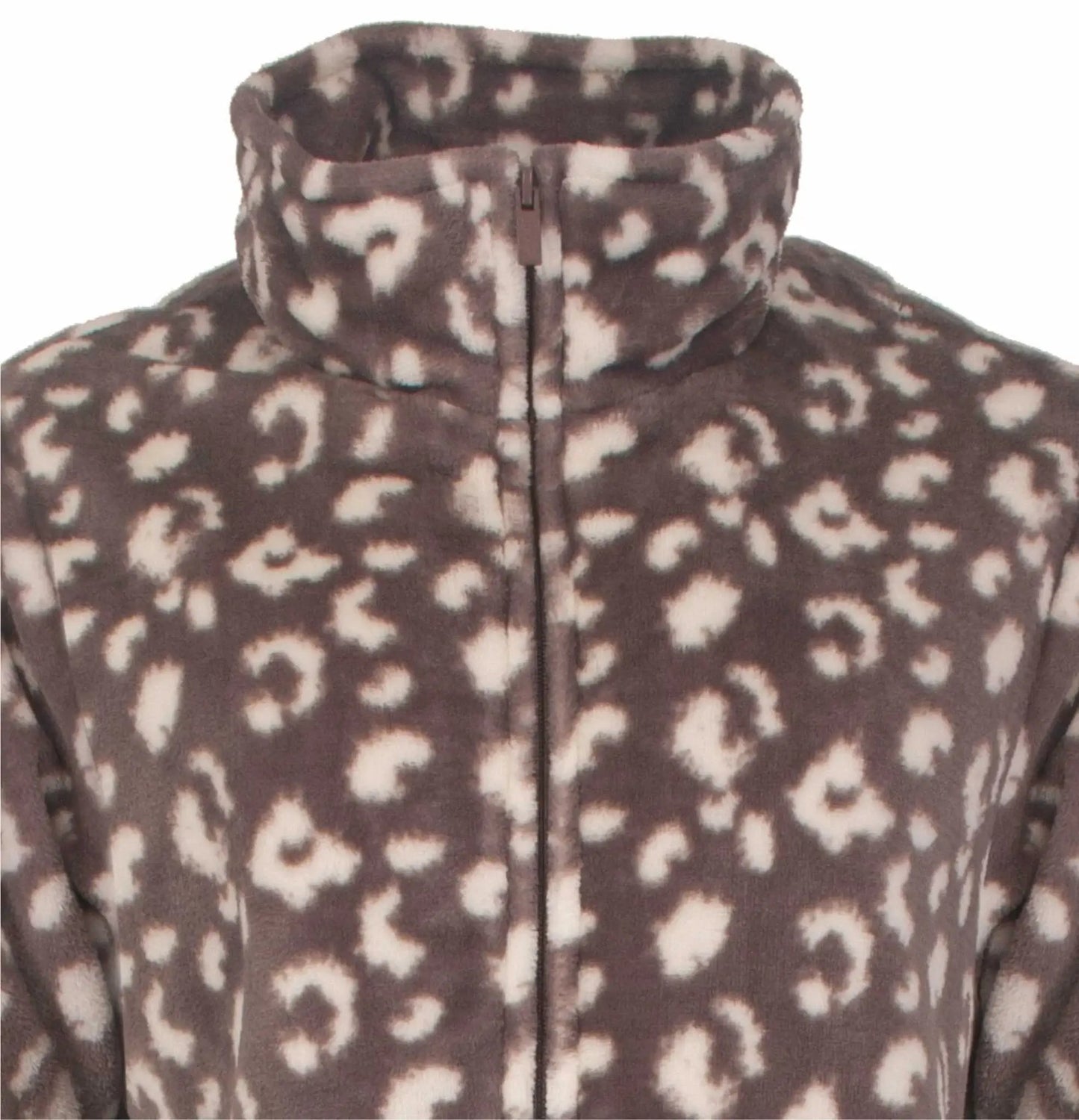 Bruine fleece huispak met panterprint, hoge kraag en rits aan de voorkant, close-up van de bovenste helft.