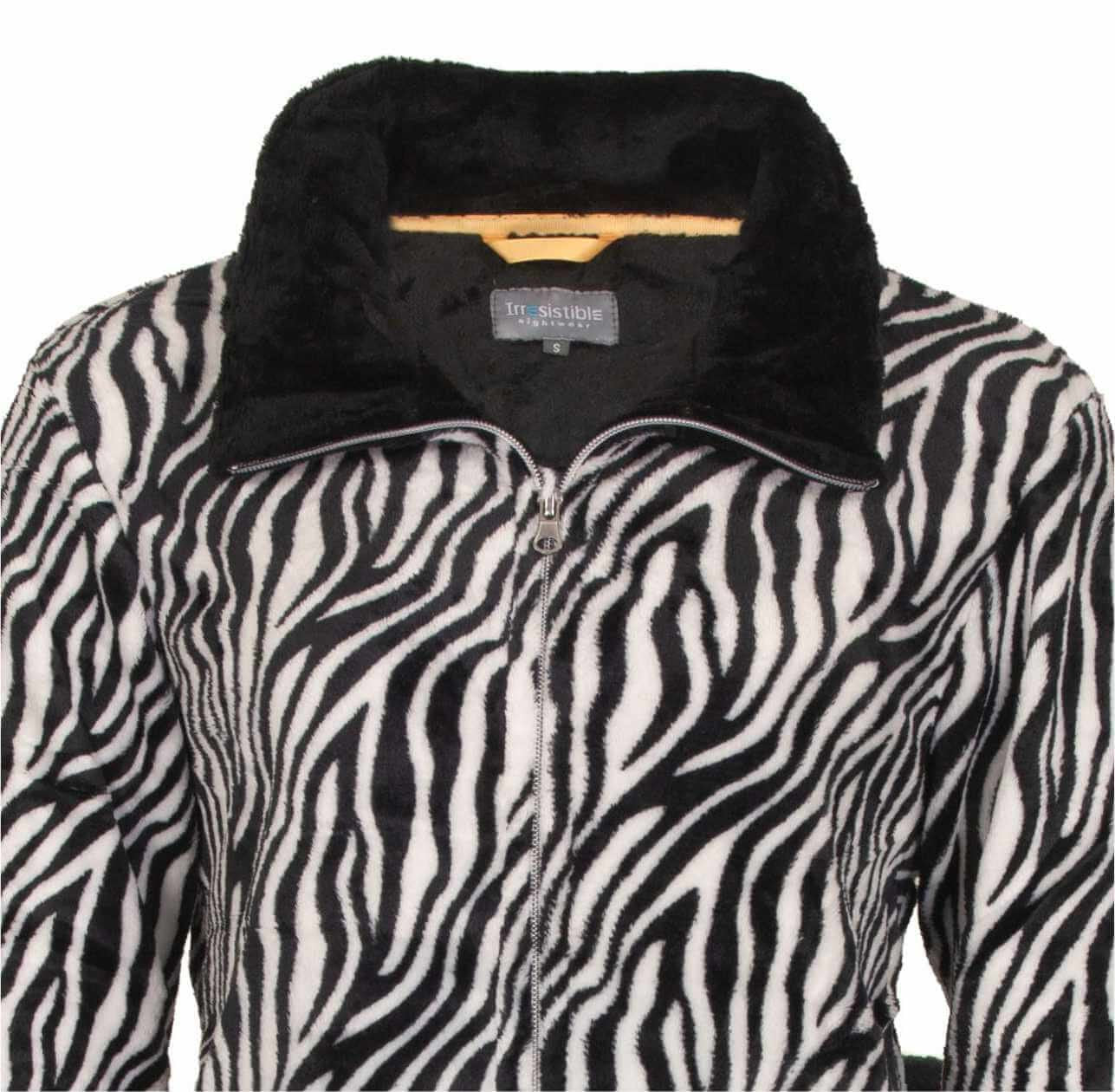 Dames huispak met zebraprint, zwarte kraag en rits. Gemaakt van fleece materiaal voor comfort.