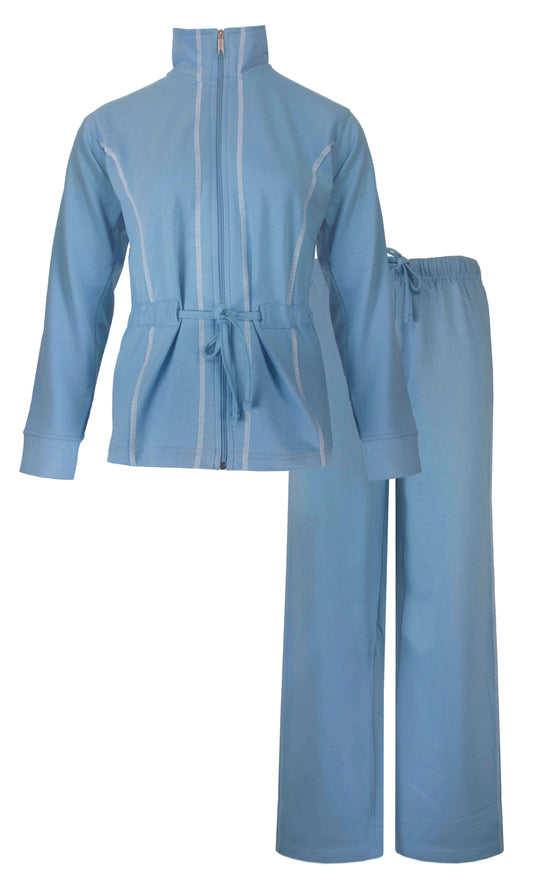 Lichtblauwe huispak voor dames met ritssluiting, strikceintuur en bijpassende broek met elastische taille.
