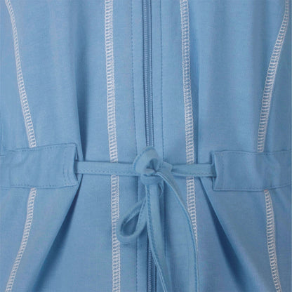 Lichtblauwe huispak met witte stiksels, rits en taillekoord. Close-up van de stof en details.