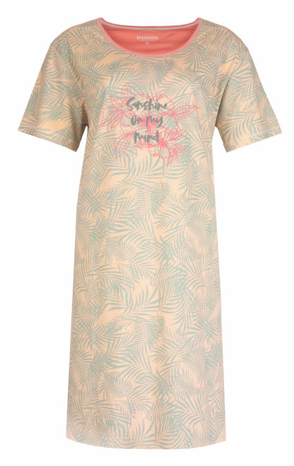 Roze nachthemd met groen bladerpatroon en 'sunshine on my mind' tekst, korte mouwen en ronde hals